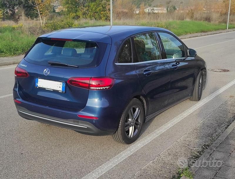 Usata Mercedes B180 Executive 116 CV (85 kW) 2020 Blu/azzurro Utilitaria