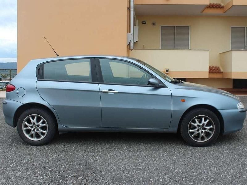 Begagnad Alfa Romeo 147 Distinctive 105 HK (77 kW) 2002 Blå Halvkombi