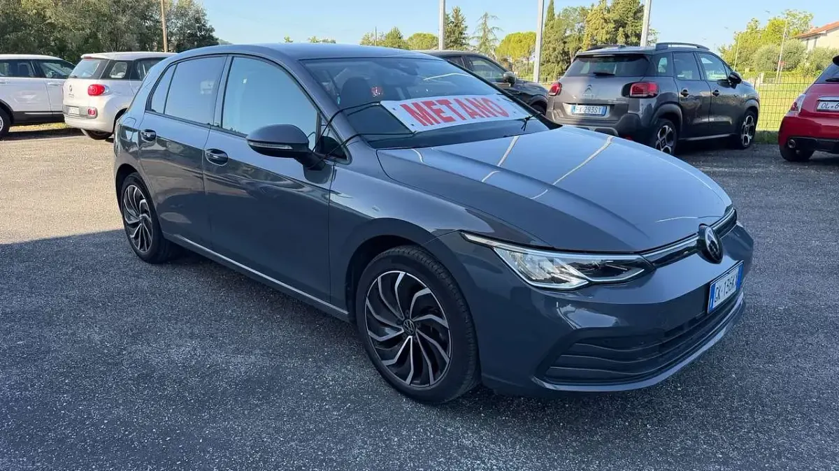 Usata VW Golf VIII Life 131 CV (96 kW) 2022 Dolphin grey met. Berlina