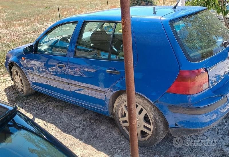Usata VW Golf IV 90 CV (66 kW) 1998 Blu Berlina