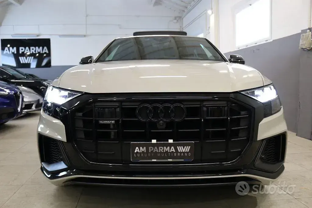 Usata Audi Q8 Sport 340 CV (250 kW) 2022 Grigio gesso SUV