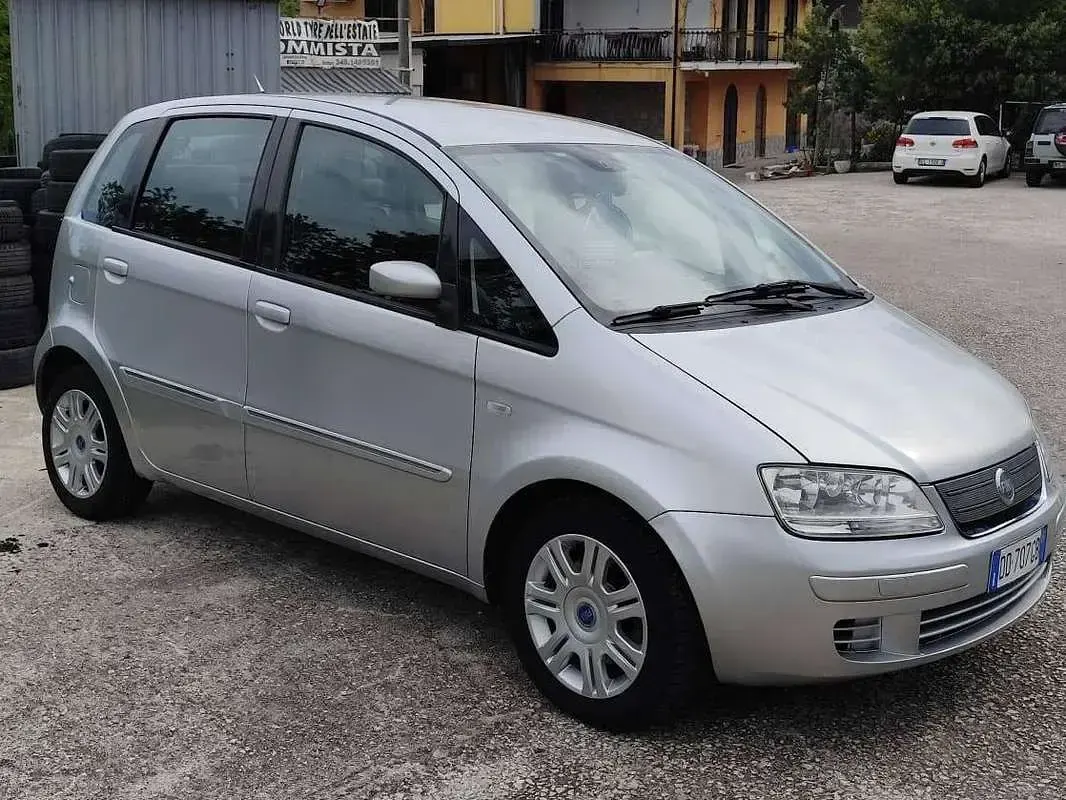 Usata Fiat Idea Dynamic 90 CV (66 kW) 2006 Argento Monovolume