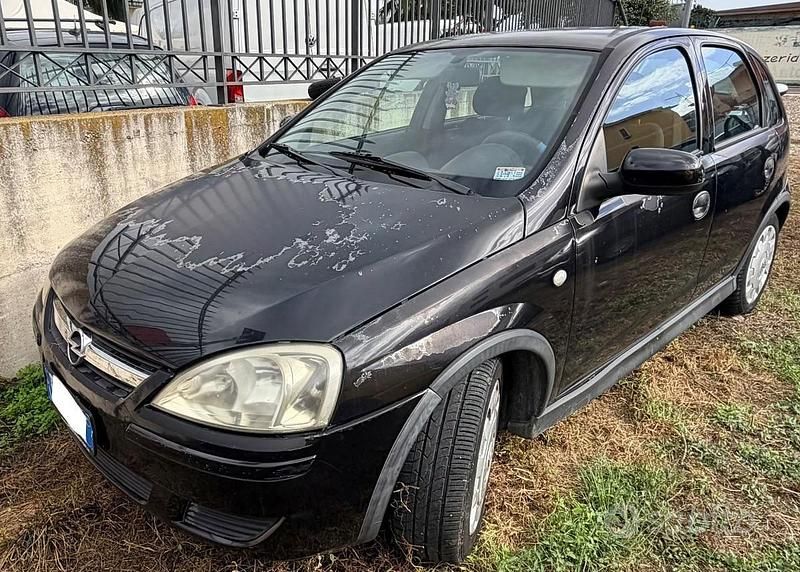 Nero Usata 2004 Opel Corsa Cosmo Tre volumi | 950 € (Buon prezzo) - Immagine 1/4
