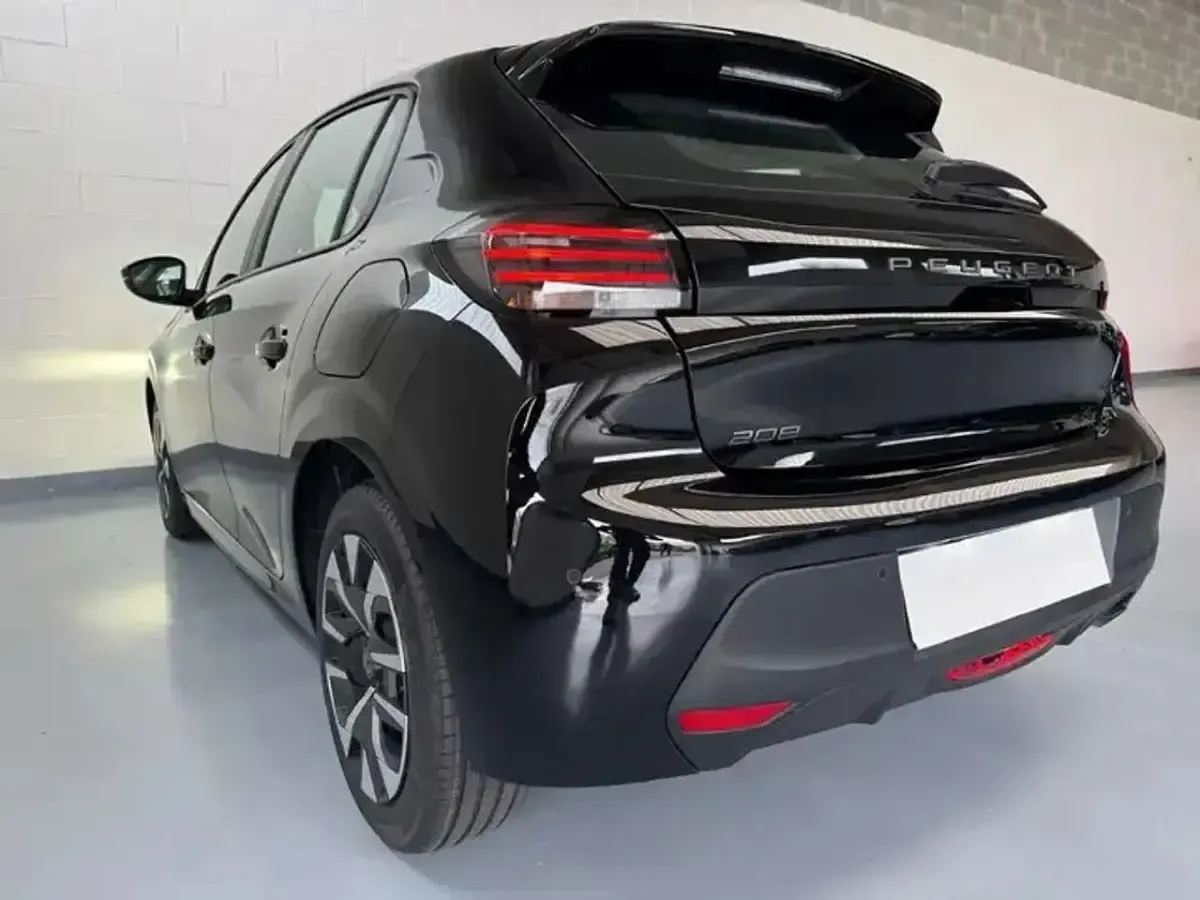 Usata Peugeot 208 Allure 101 CV (74 kW) 2024 Nero Utilitaria