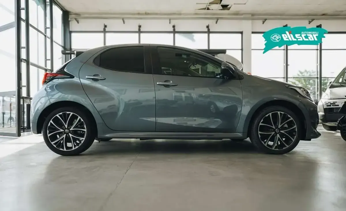 Nuova Toyota Yaris Hybrid 92 CV (67 kW) 2026 Grigio Berlina