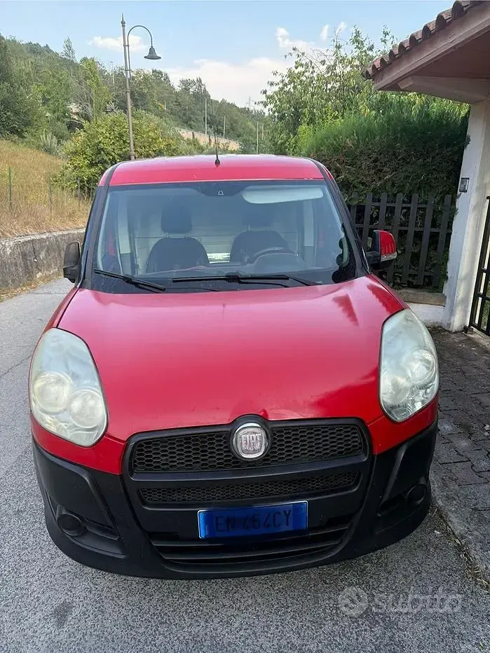 Usata Fiat Doblò 105 CV (77 kW) 2012 Rosso Monovolume