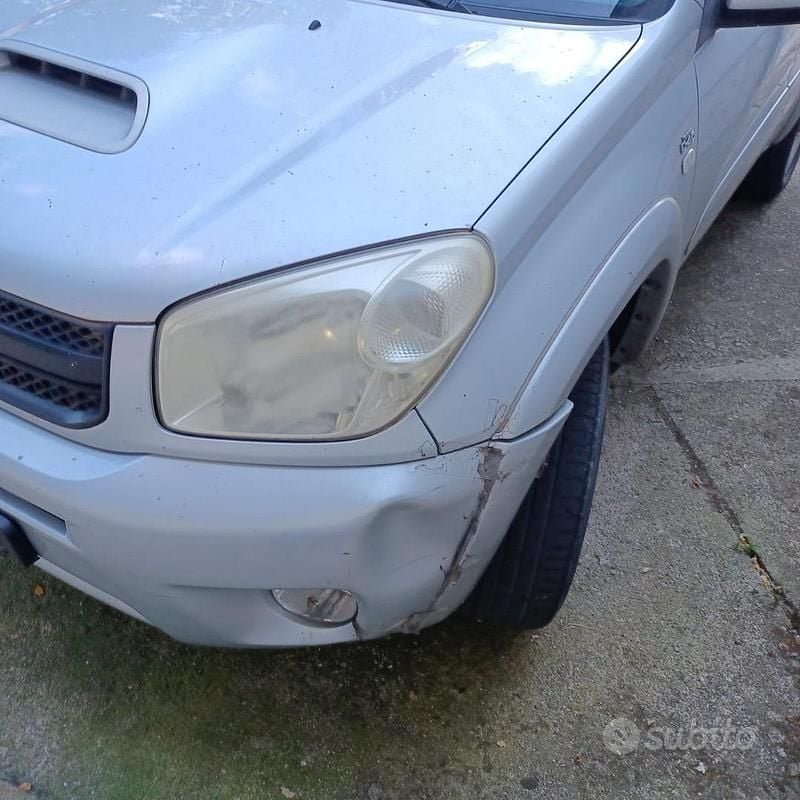 Usata Toyota RAV4 116 CV (85 kW) 2004 Grigio SUV