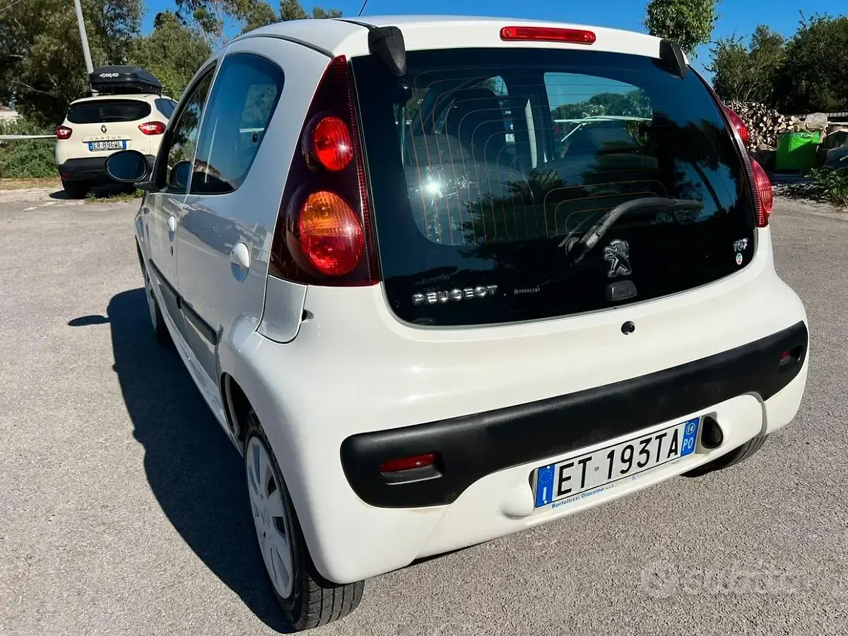 Usata Peugeot 107 Active 68 CV (50 kW) 2014 Bianco Utilitaria