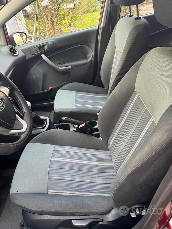 Second-hand Ford Fiesta Titanium 96 CP (70 kW) 2010 Roșu Berlinǎ
