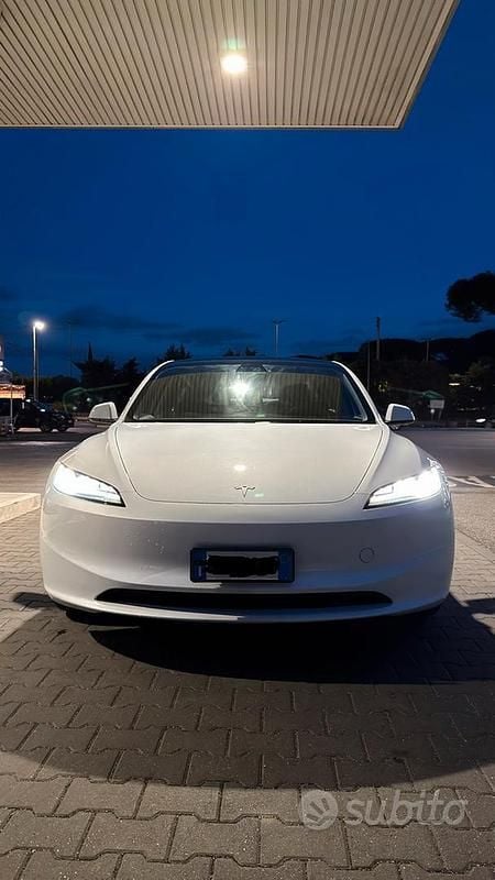 Bianco Usata 2024 Tesla Model 3 RWD Berlina | 32.500 € (Buon prezzo) - Immagine 1/4
