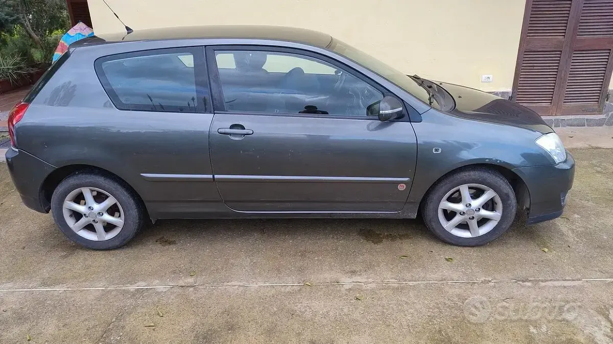 Usata Toyota Corolla 116 CV (85 kW) 2004 Marrone Berlina