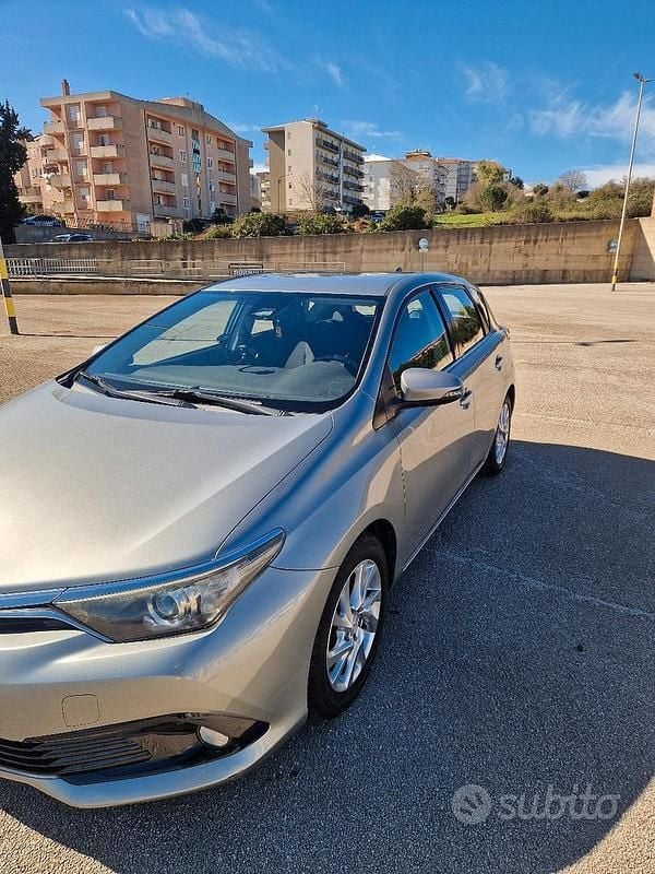 Usata Toyota Auris 2017 Grigio Berlina