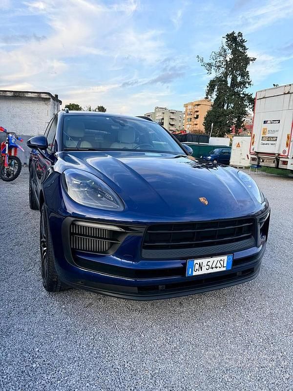 Blu Usata 2023 Porsche Macan SUV | 81.900 € (Molto cara) - Immagine 1/4
