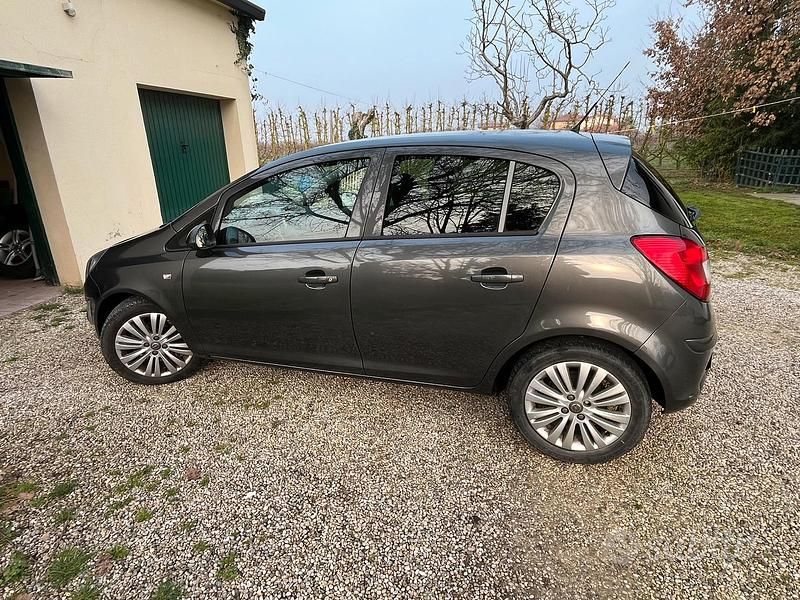 Usata Opel Corsa 85 CV (62 kW) 2012 Grigio Utilitaria
