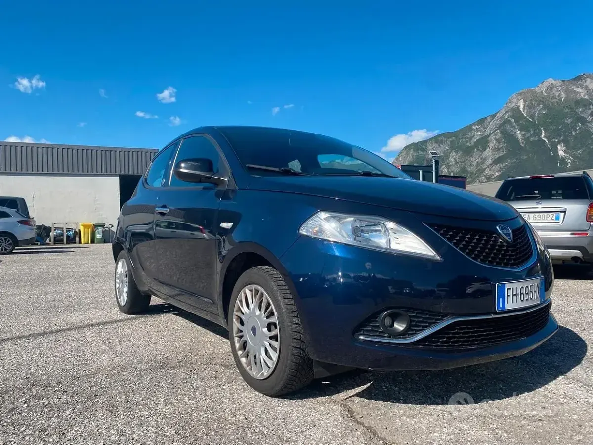 Usata Lancia Ypsilon Gold 69 CV (50 kW) 2017 Blu Utilitaria