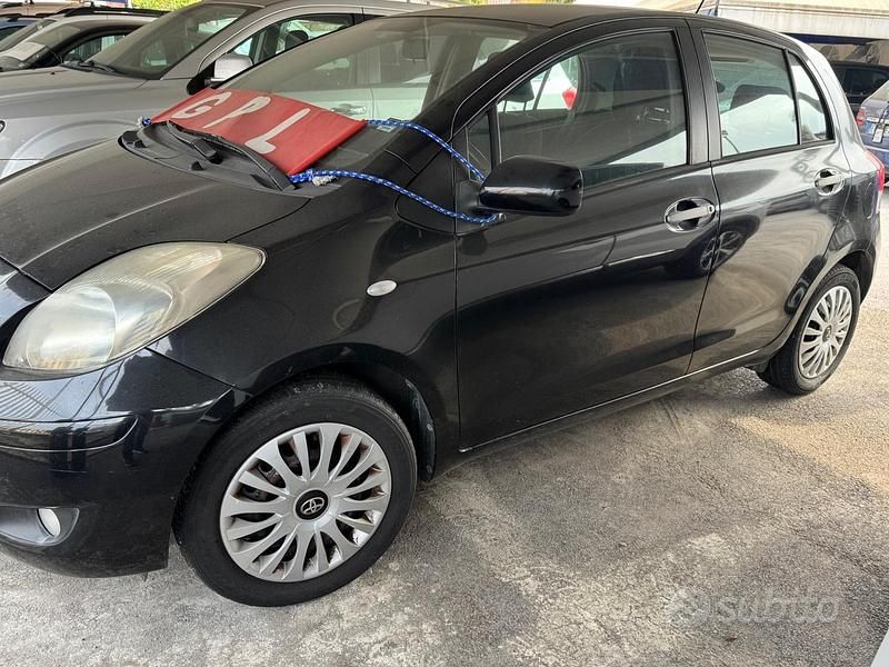 Usata Toyota Yaris Sol 69 CV (50 kW) 2011 Nero Utilitaria