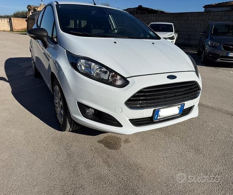 Gebraucht Ford Fiesta 75 PS (55 kW) 2015 Weiß Van