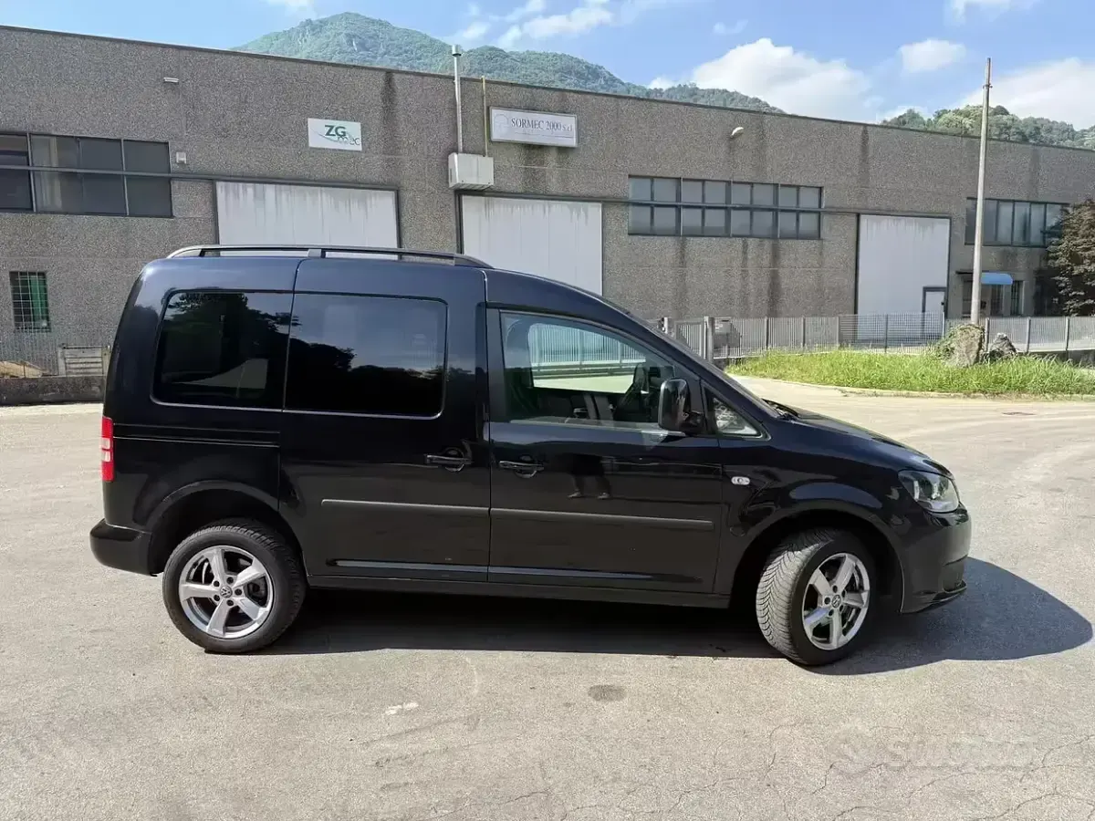 Usata VW Caddy 110 CV (80 kW) 2015 Nero Monovolume