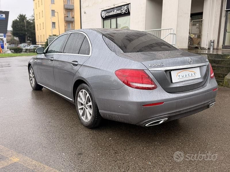Usata Mercedes E220 Business 194 CV (142 kW) 2018 Grigio Berlina