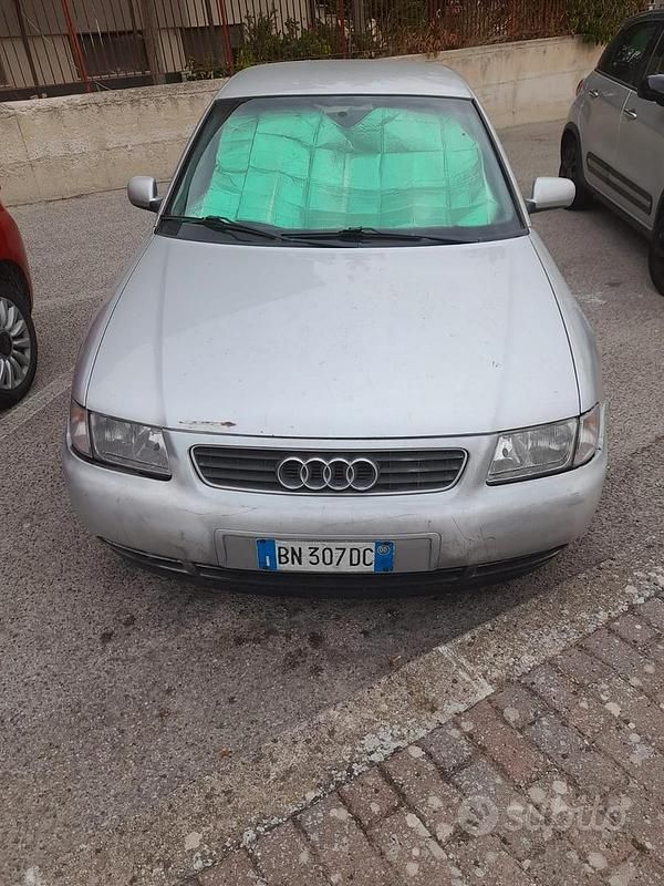 Grigio Usata 2000 Audi A3 Tre volumi | 800 € (Super prezzo) - Immagine 1/4