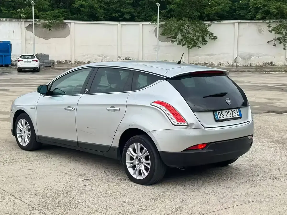 Usado Lancia Delta 120 CV (88 kW) 2008 Gris Utilitario