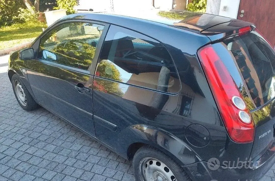 Usata Ford Fiesta 68 CV (50 kW) 2007 Nero Utilitaria