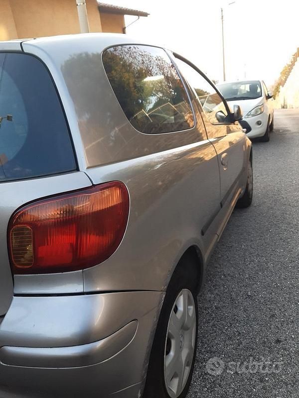 Grigio Usata 2008 Toyota Yaris Due volumi | 2800 € - Immagine 1/2