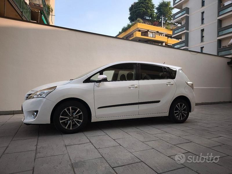 Usata Toyota Verso 132 CV (97 kW) 2013 Bianco Monovolume