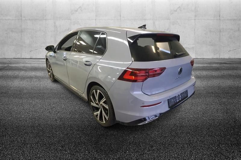Usata VW Golf VIII R-line 150 CV (110 kW) 2023 Grigio pastello Berlina