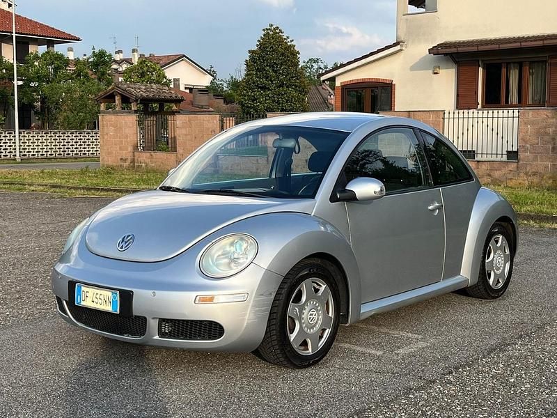 Usata VW New Beetle 104 CV (76 kW) 2007 Argento Utilitaria
