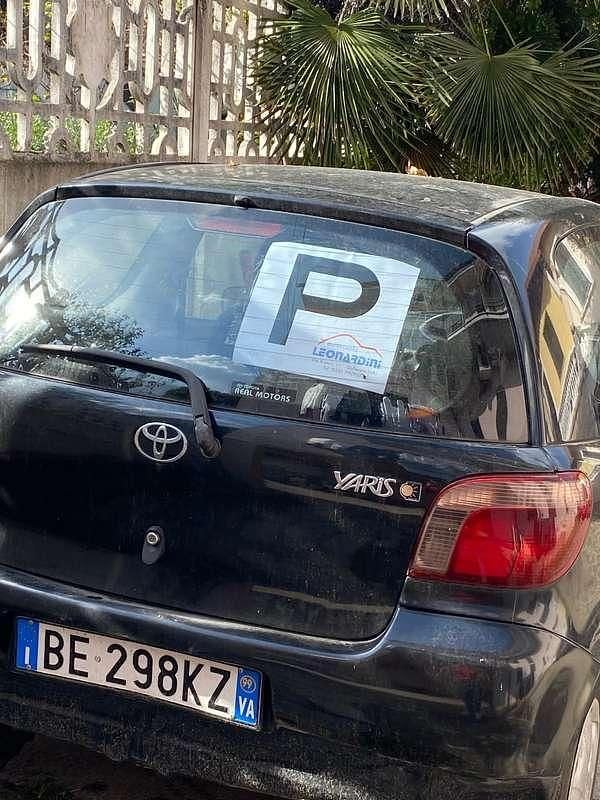 Usata Toyota Yaris Sol 68 CV (50 kW) 1999 Nero Utilitaria