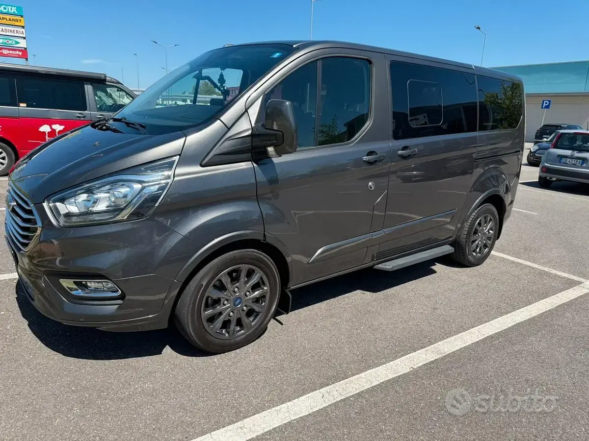 Usata Ford Tourneo Custom 130 CV (95 kW) 2021 Grigio Furgone