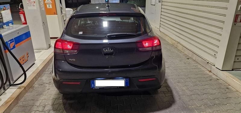 Usata Kia Rio 84 CV (61 kW) 2019 Grigio Berlina