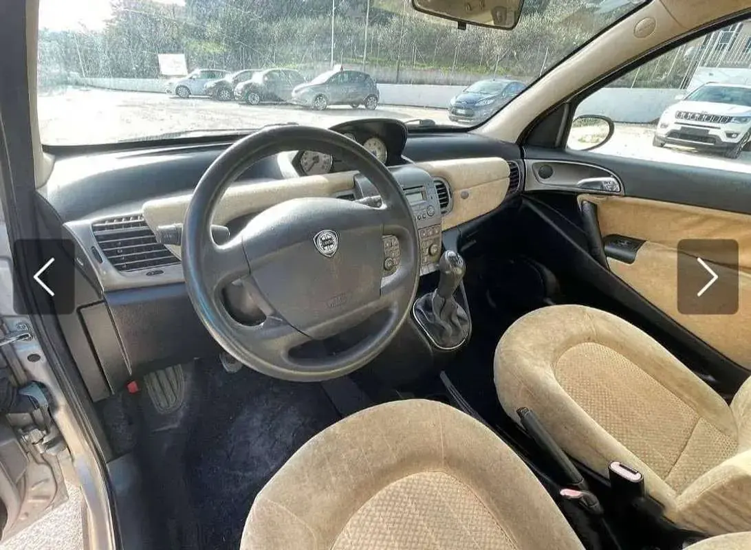 Usata Lancia Ypsilon 69 CV (50 kW) 2004 Argento Utilitaria