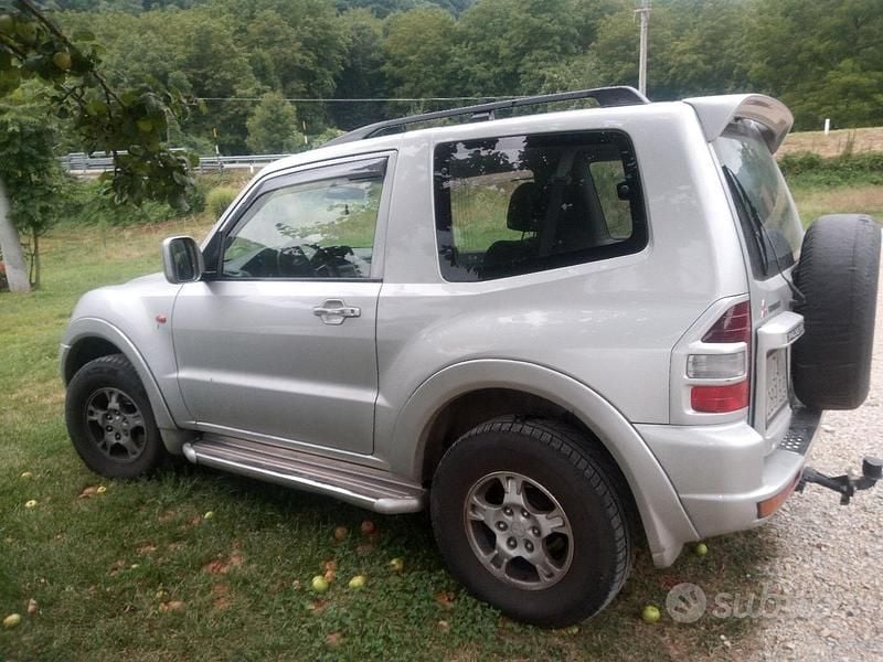 Usata Mitsubishi Pajero 100 CV (73 kW) 2001 Grigio SUV