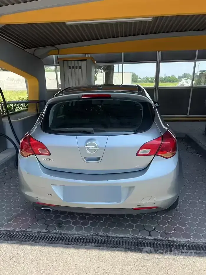 Usata Opel Astra 140 CV (102 kW) 2014 Giallo Berlina