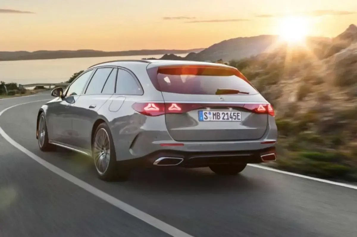 Usata Mercedes E220 AMG Line Premium 197 CV (144 kW) 2024 Argento Station wagon