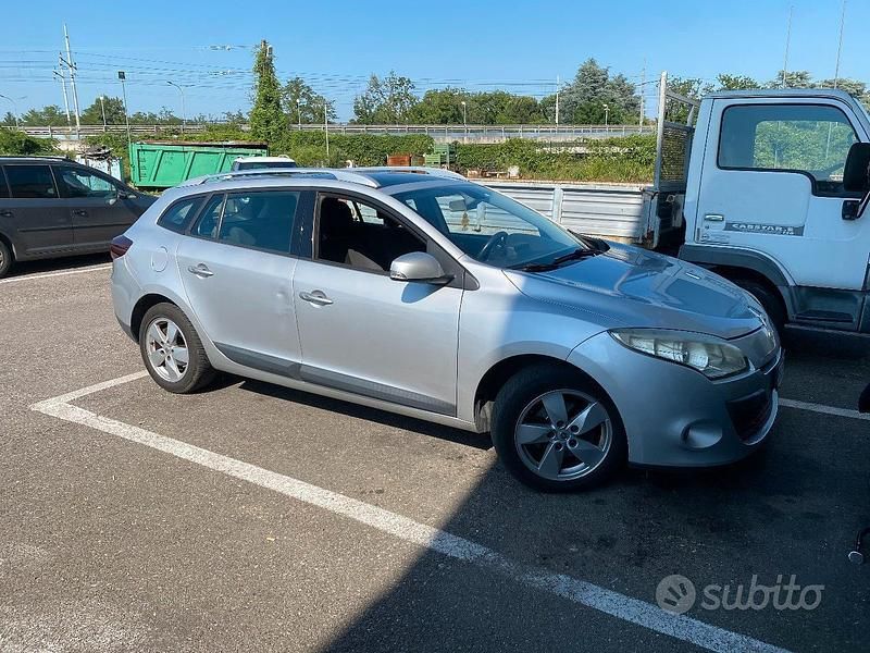 Grigio Usata 2010 Renault Mégane III Station wagon | 3500 € (Buon prezzo) - Immagine 1/4