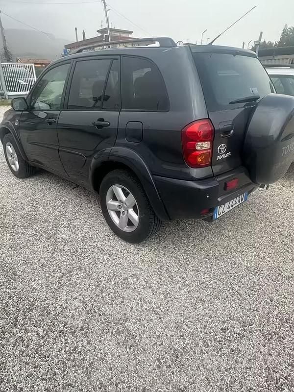 Usata Toyota RAV4 116 CV (85 kW) 2006 Grigio SUV