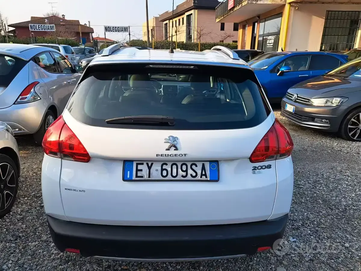 Usata Peugeot 2008 Allure 92 CV (67 kW) 2015 Bianco SUV