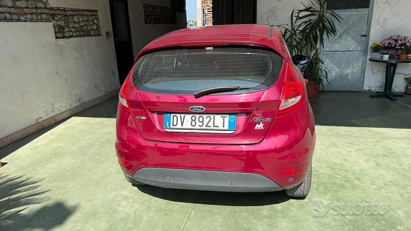 Gebraucht Ford Fiesta Titanium 90 PS (66 kW) 2009 Rot Kleinwagen