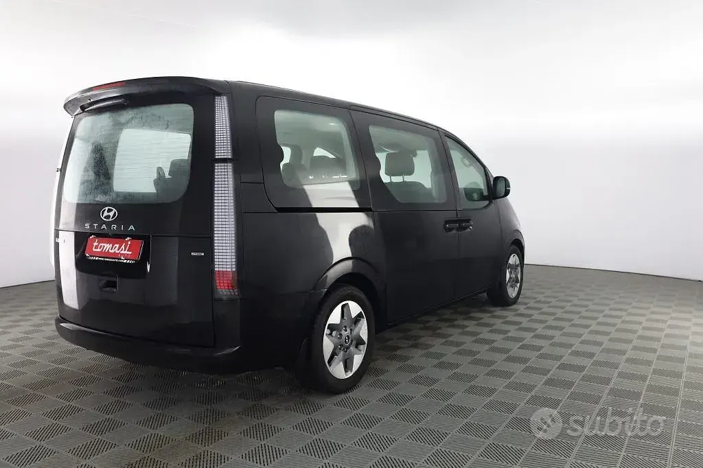 Begagnad Hyundai Staria 177 HK (130 kW) 2023 Svart Minibuss