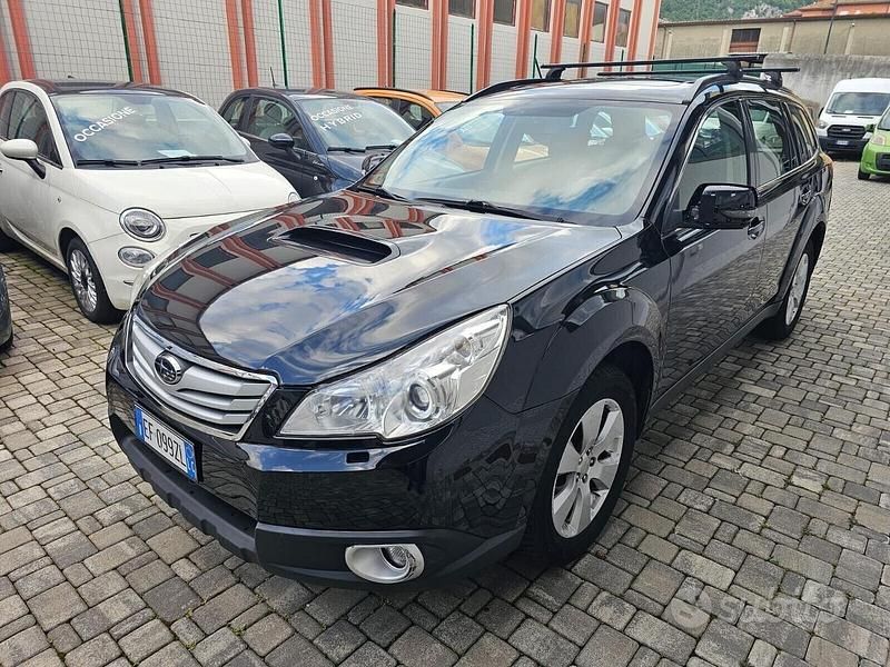 Usado Subaru Outback 150 CV (110 kW) 2011 Negro Familiar