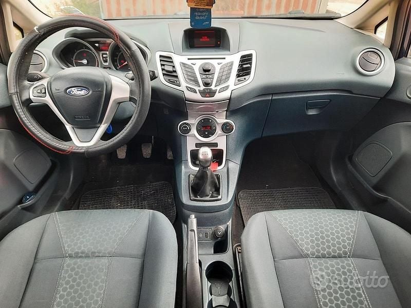 Usata Ford Fiesta Titanium 68 CV (50 kW) 2010 Blu Utilitaria