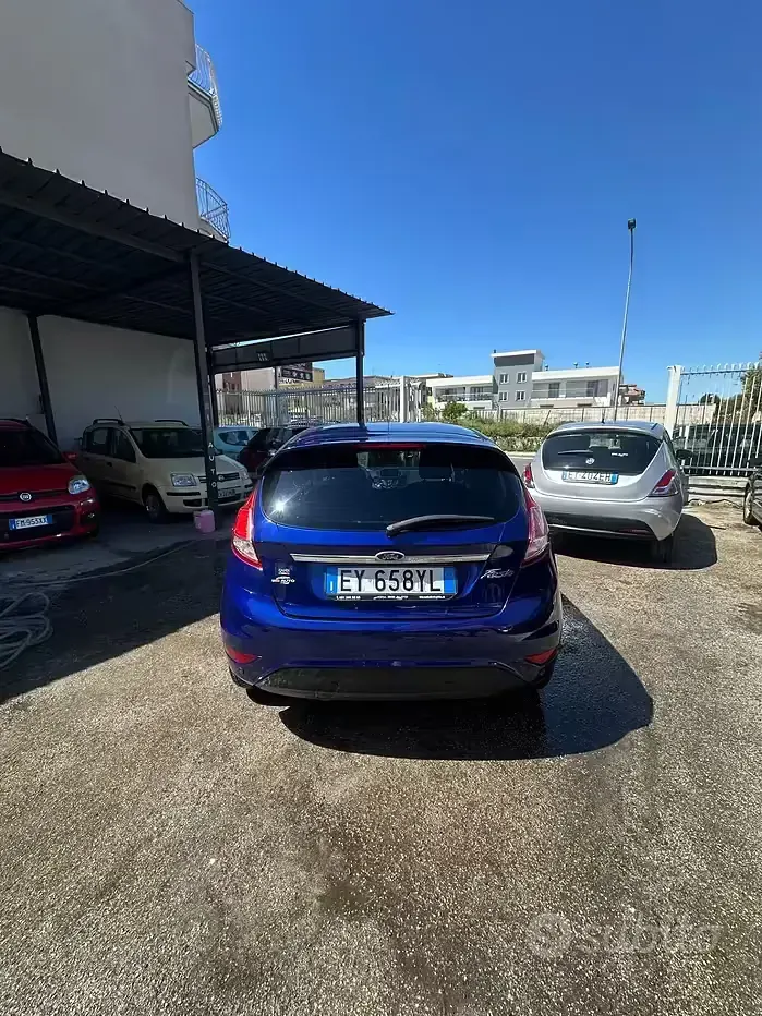Usata Ford Fiesta Titanium 75 CV (55 kW) 2015 Blu Utilitaria
