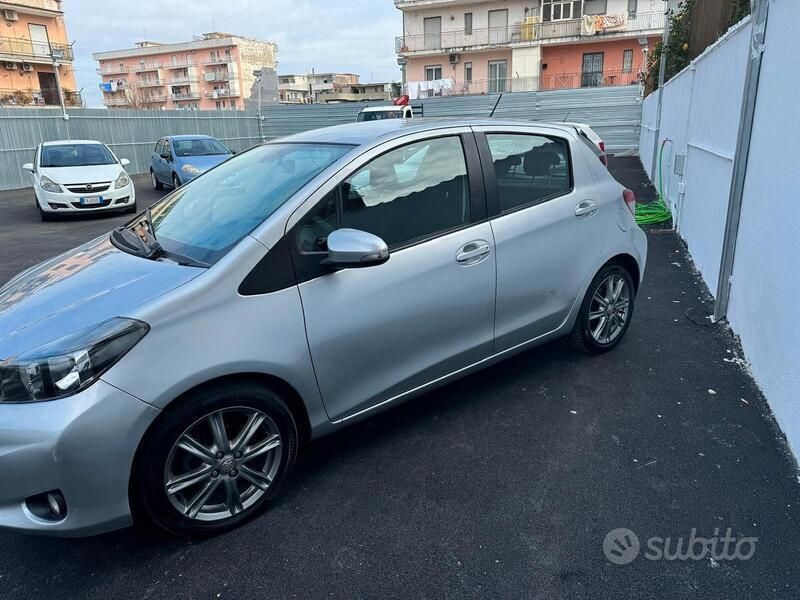 Grigio Usata 2012 Toyota Yaris Due volumi | 5500 € (Buon prezzo) - Immagine 1/4