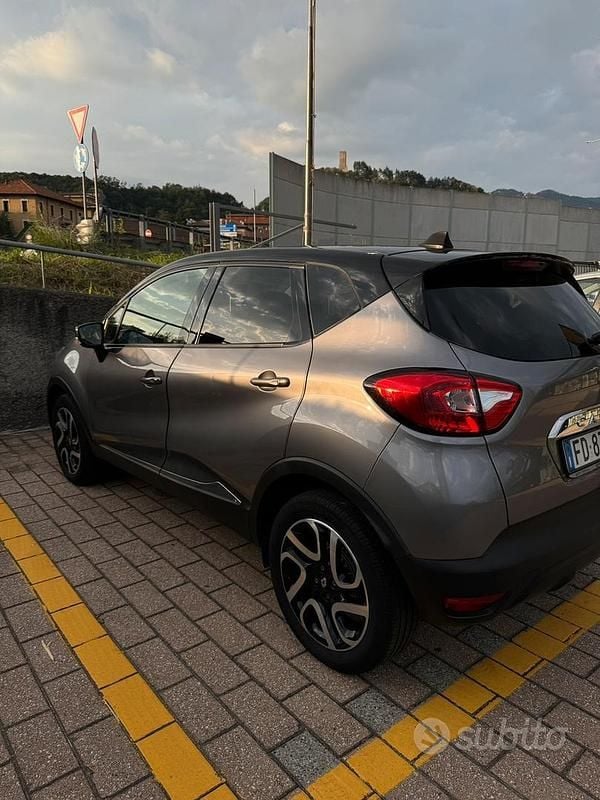Usata Renault Captur 110 CV (80 kW) 2016 Grigio SUV