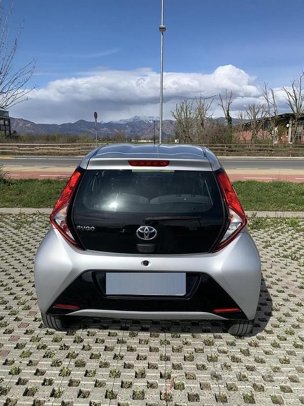 Usata Toyota Aygo Connect Style 72 CV (52 kW) 2020 Grigio Utilitaria
