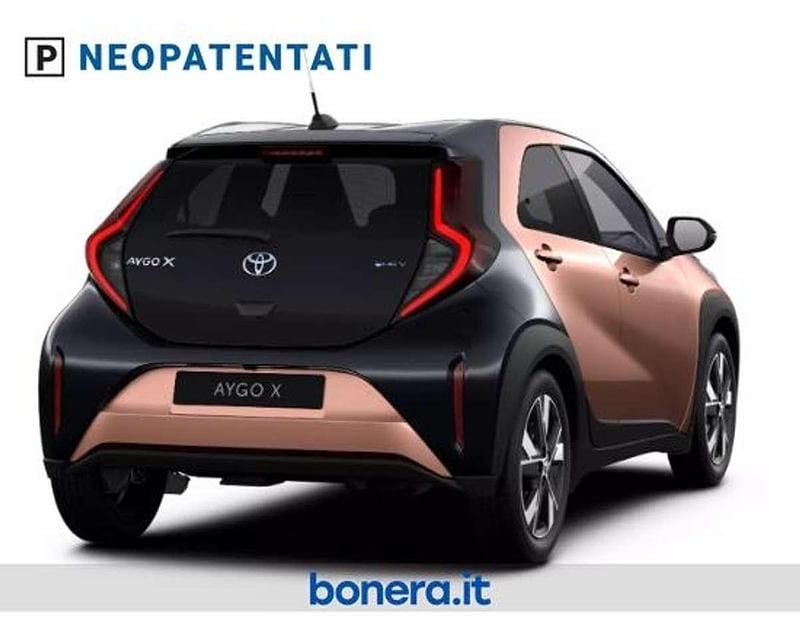Nuova Toyota Aygo X 116 CV (85 kW) 2026 Cinnamon brown & black SUV