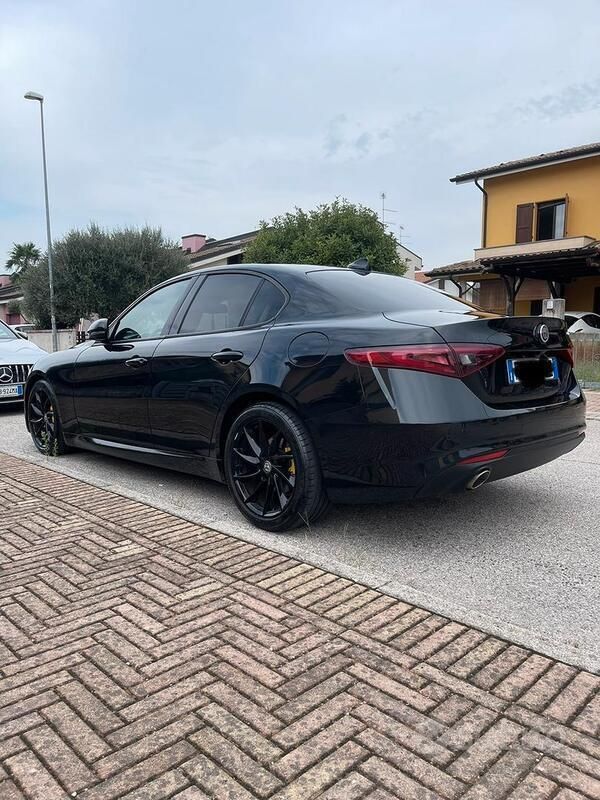 Nero Usata 2018 Alfa Romeo Giulia Business Launch Edition Tre volumi | 18.000 € (Ottimo prezzo) - Immagine 1/4
